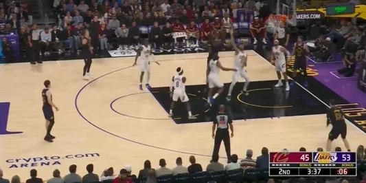 华体会官网-找回场子！艾顿刚吐饼后连续命中，湖人领先到两位数分差